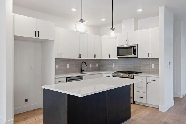 Foto del edificio - New Construction Townhome in SIsters