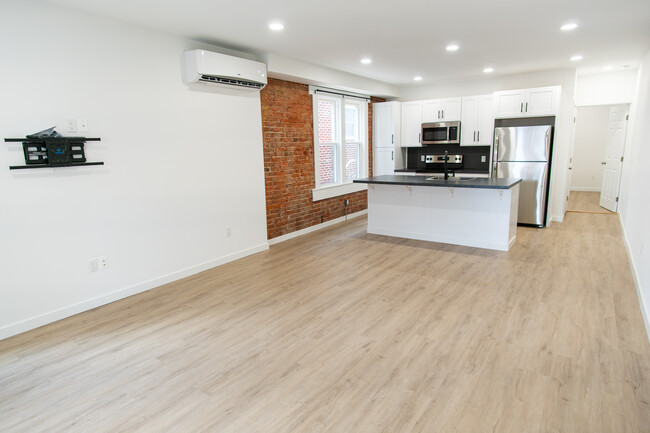 Living Room/Kitchen - 1913 W Livingston St