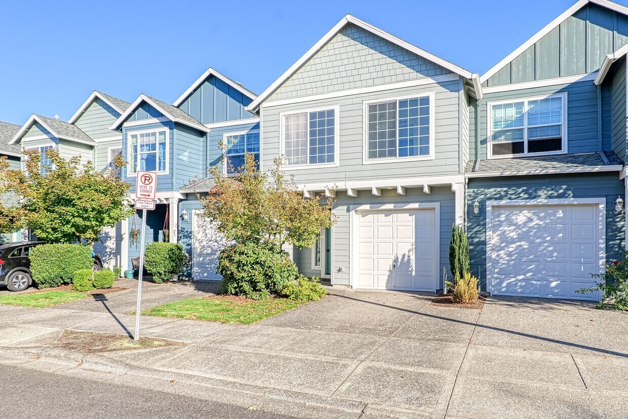 Foto principal - Freshly Updated- 3 Bedroom, 2.5 Bath Townh...