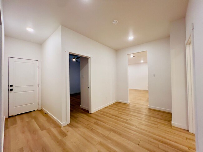 Foto del edificio - PRE-LEASING FOR AUGUST! Spacious 3-Bedroom Townhouse Near Texas Tech