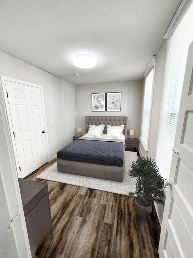 Building Photo - 5 BEDROOMS + 3.5 BATHS + 2 Full Size Kitch...