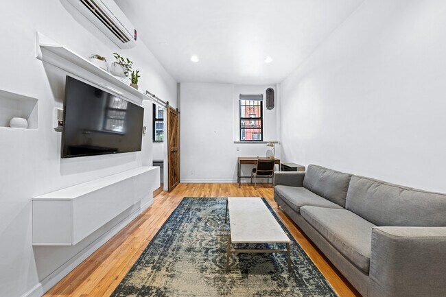 Building Photo - 507 E 12th St