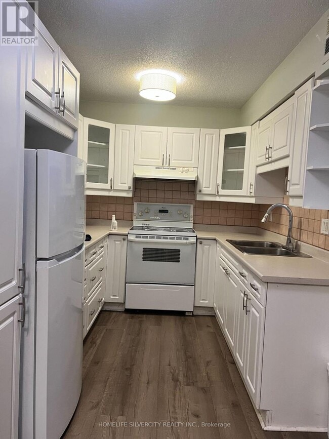 Building Photo - 2929 Aquitaine Ave