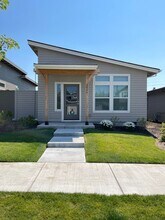 Building Photo - 2984 NE Roxy Pl
