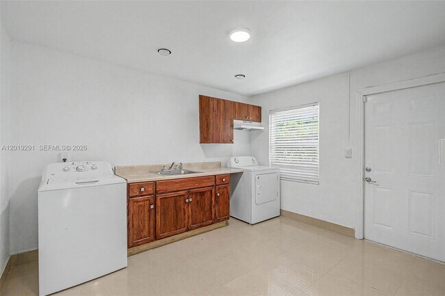 Foto del edificio - 5917 SW 62nd Ter