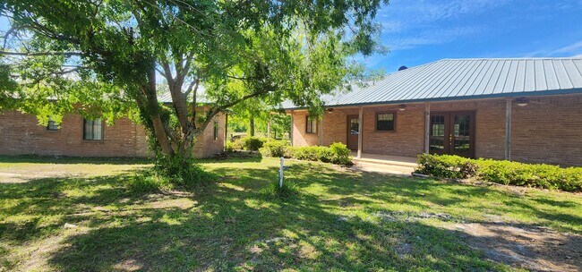 Building Photo - Country retreat on 1 acres in Bell, Florida
