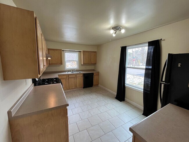 Building Photo - Very nice updated 2 Bedroom single family ...