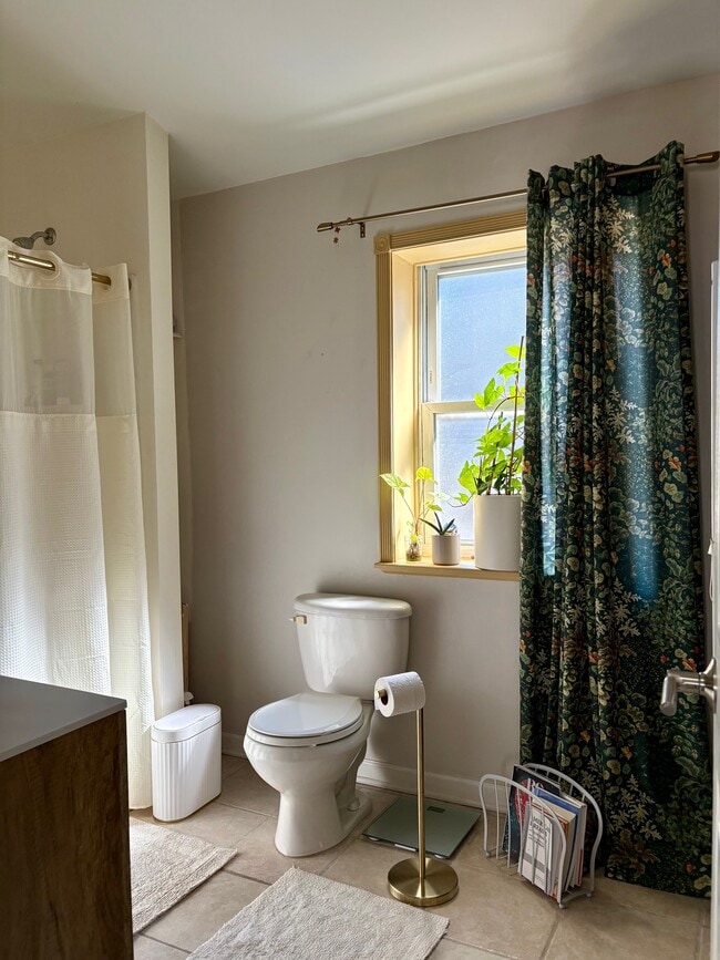 Building Photo - 706 Sears St