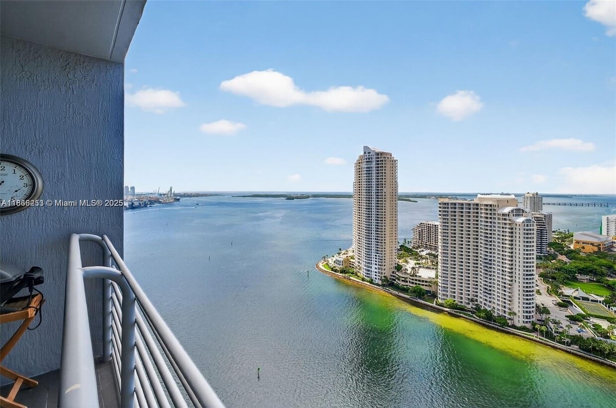 Foto principal - 335 S Biscayne Blvd