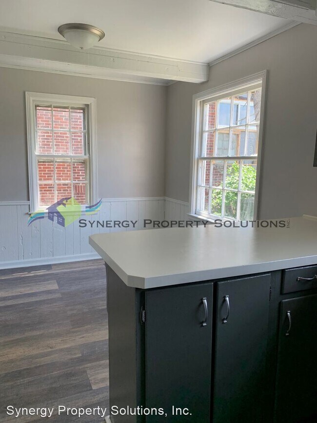 Building Photo - 4 br, 1 bath House - W. Third St. 757 Rich...
