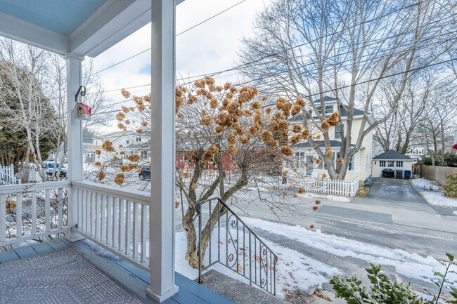 Foto del edificio - Classic 4BR Colonial with Porch, Gardens & Garage Near Downtown South Portland