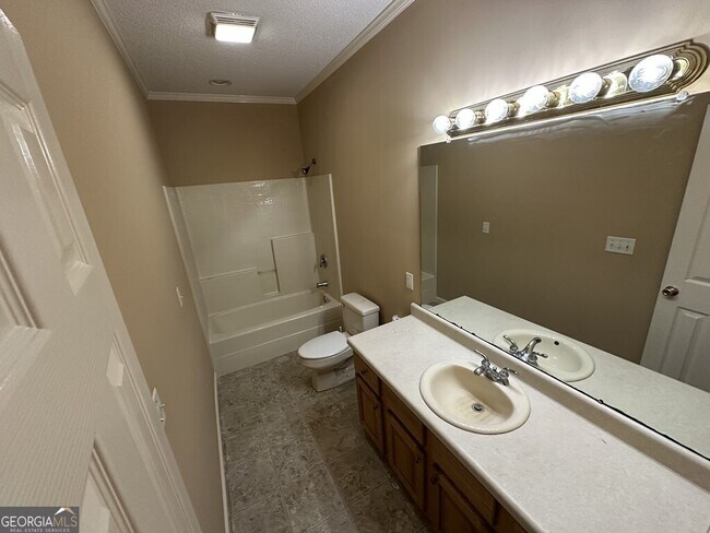 Building Photo - 650 Fairfield Dr