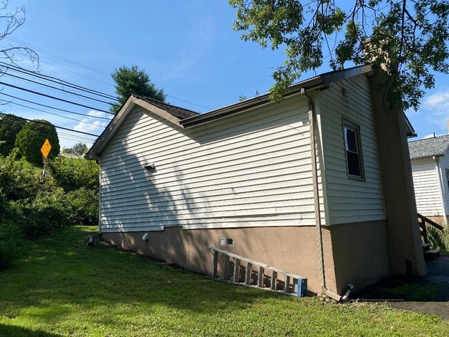 Building Photo - 930 Gravel Pike