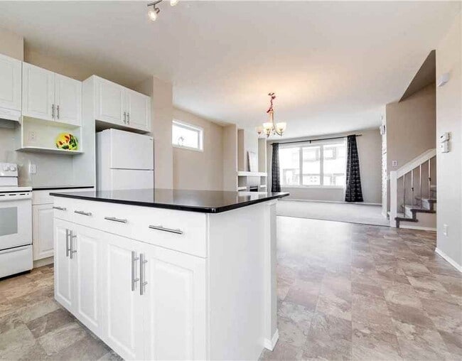 Photo du bâtiment - 156 Park E Dr