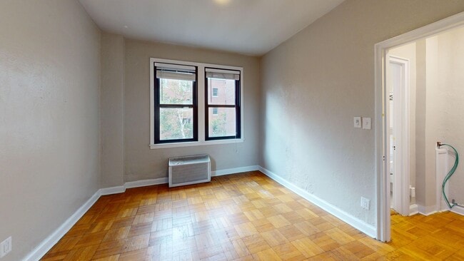 Building Photo - Foggy Bottom One Bedroom Available Now! Ro...