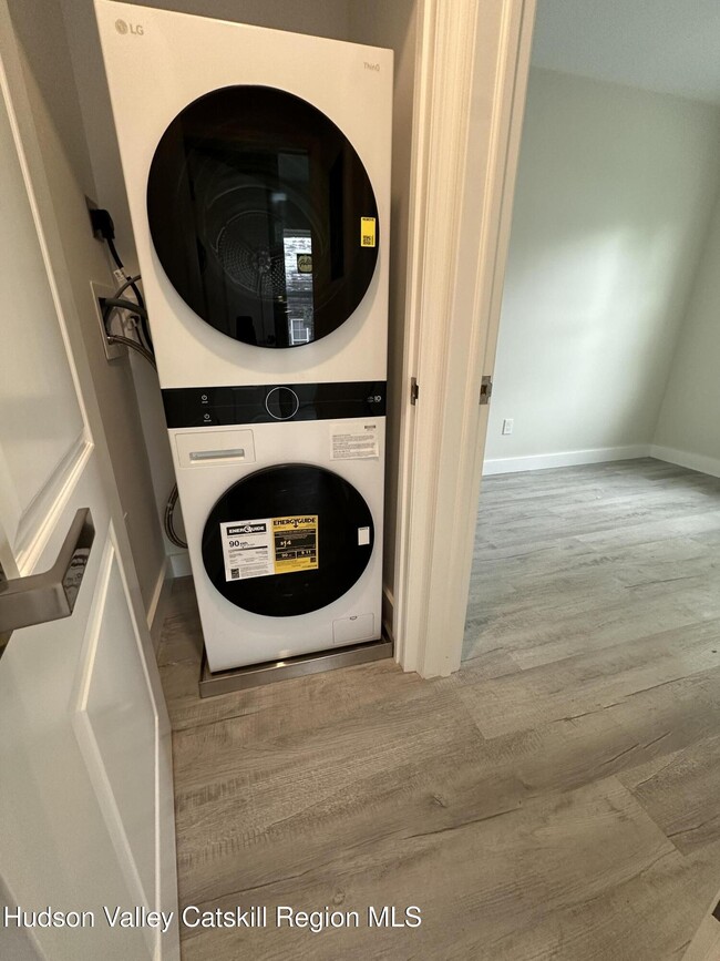 Building Photo - 61 Thompson St