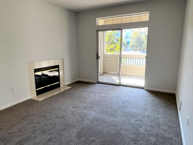 Foto del edificio - Spacious 2BR/2BA Redwood Shores Condo with Balcony, Natural Light & Garage Parking