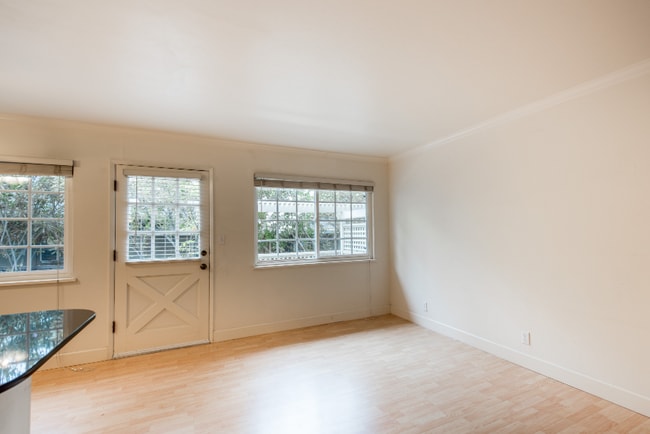 Building Photo - Massol Ave 225* (10)