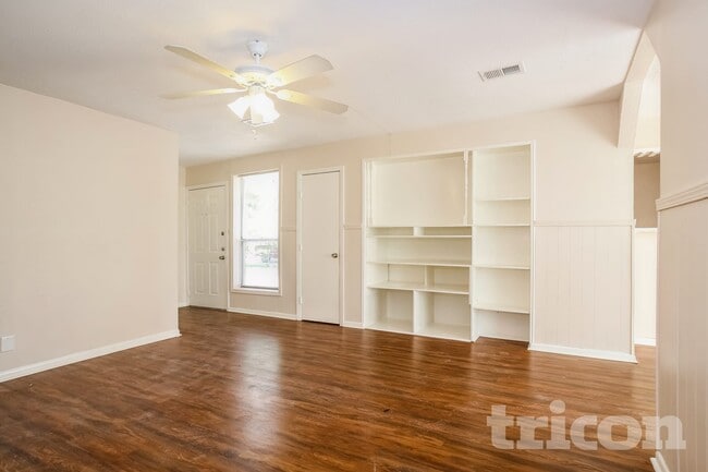 Building Photo - 15811 Kenbriar Dr