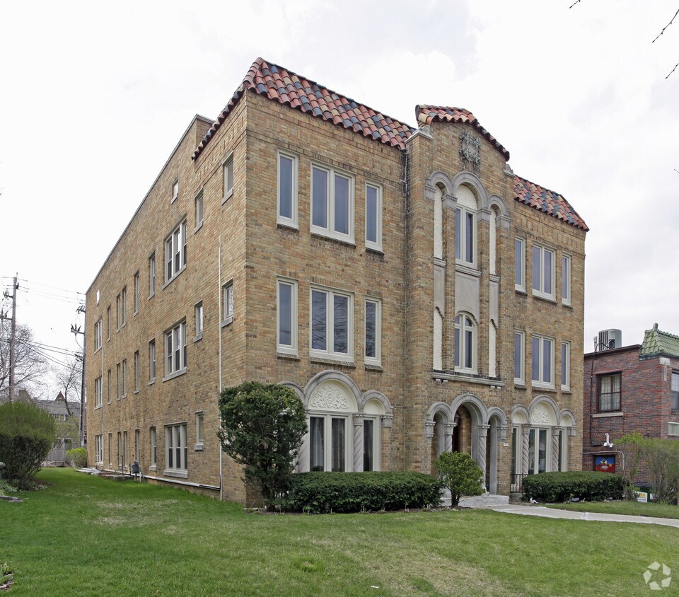 1809 E Lake Bluff Blvd, Milwaukee, WI 53211 Apartments in Milwaukee