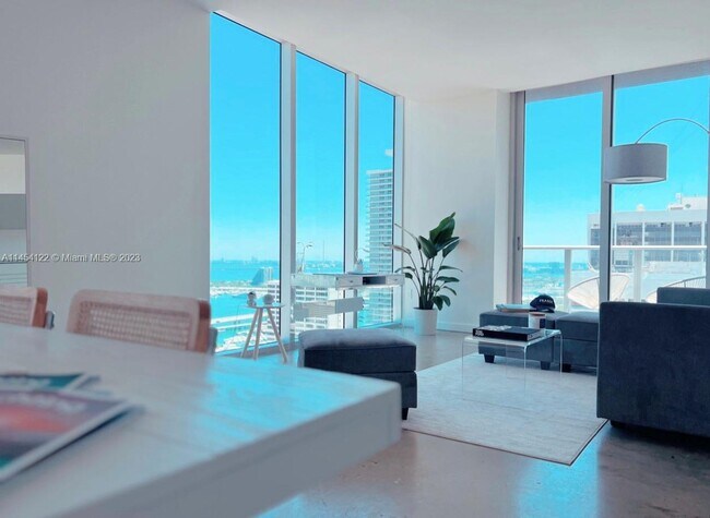 Foto del edificio - 151 SE 1st St
