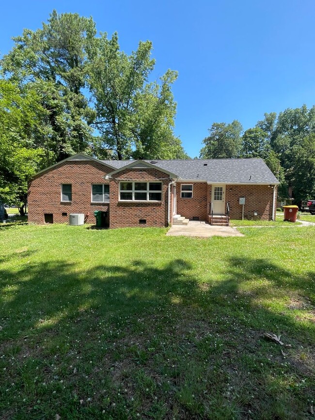 Building Photo - Must see all brick rancher in Petersburg.