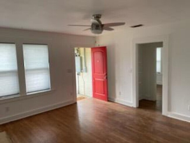 Foto del edificio - FOR LEASE!! Great location!