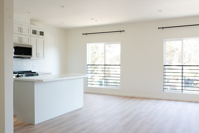 Building Photo - 5259 Lexington Ave