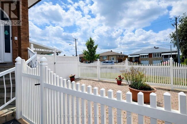 Building Photo - 2 Clubhouse Ct