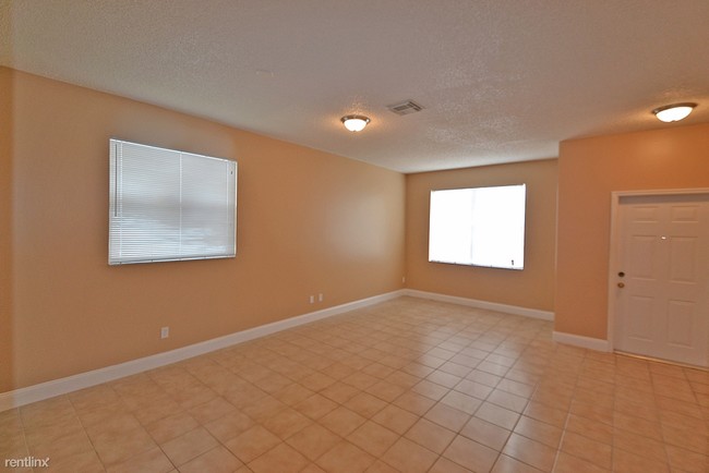 Building Photo - 5013 SW 135th Ave