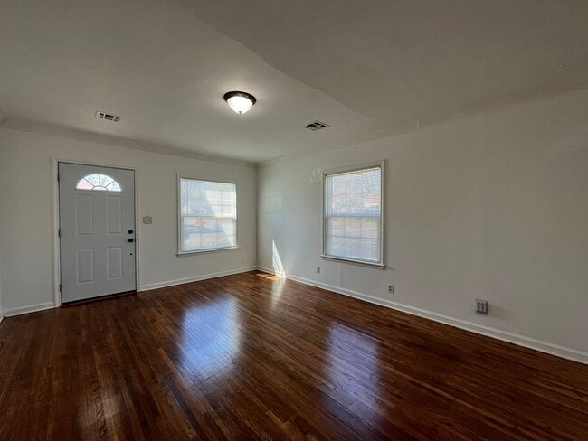 Building Photo - Adorable 2 bedroom 1 bath home in Tulsa.
