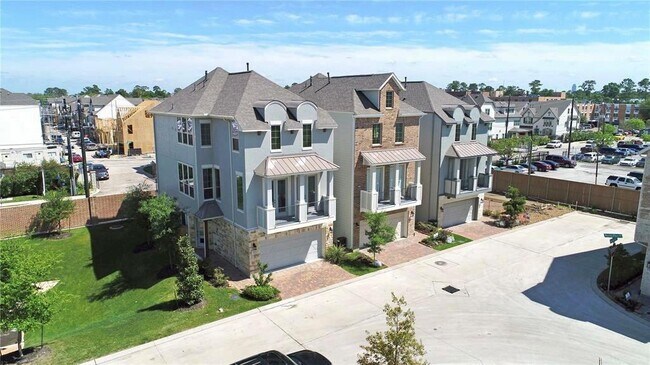 Building Photo - 1708 Oak Leaf Pass Dr