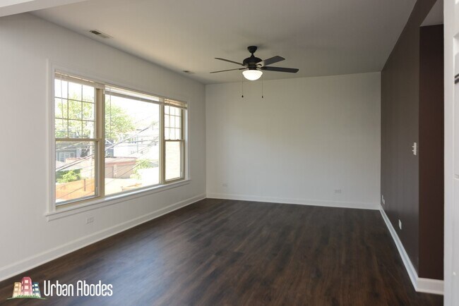 Foto del edificio - 5208 N Sawyer Ave