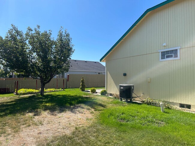 Building Photo - Well Maintained 3 Bedroom Home, Landscape ...