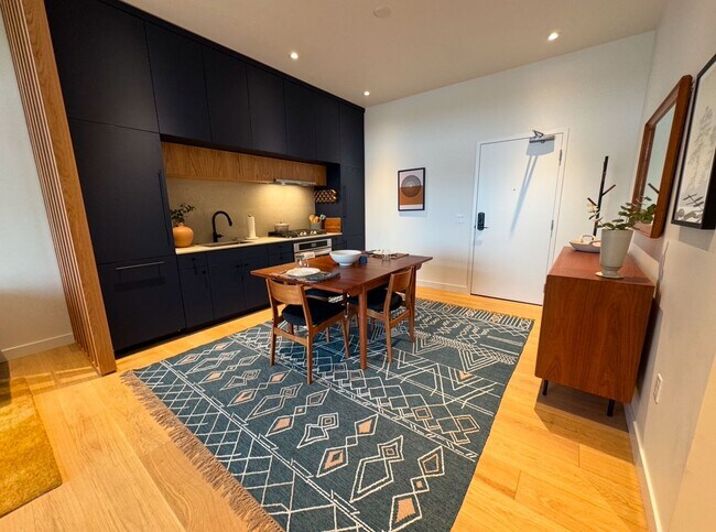 Foto del edificio - FURNISHED: UTILITIES PAID BY OWNER: (TWO MONTH MOVE-IN RATE OPTION) NWX tastefully furnished 1 be...