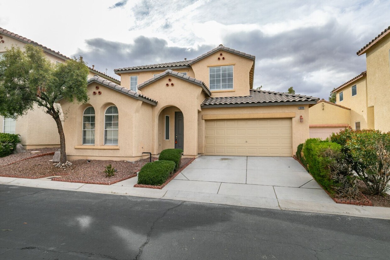 Foto principal - Charming 4 Bedroom, 3 Bathroom Home Near S...
