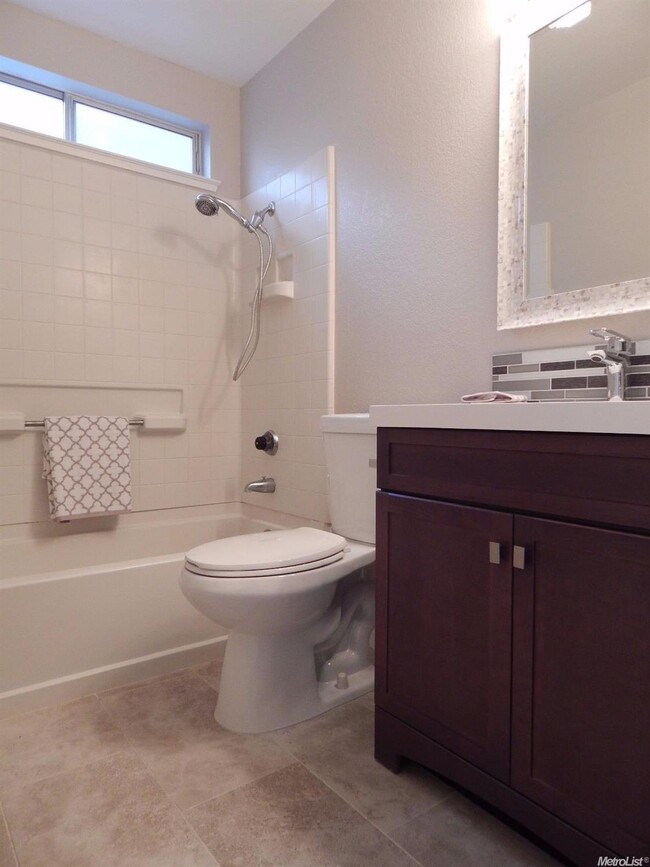 Master Bedroom full bathroom - 5908 Meadowdale Dr