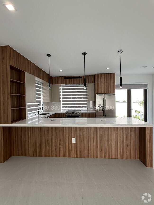 Building Photo - 920 SW 71st Ave