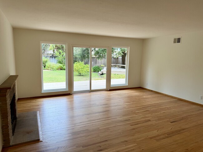 Building Photo - 975 Inverness Way
