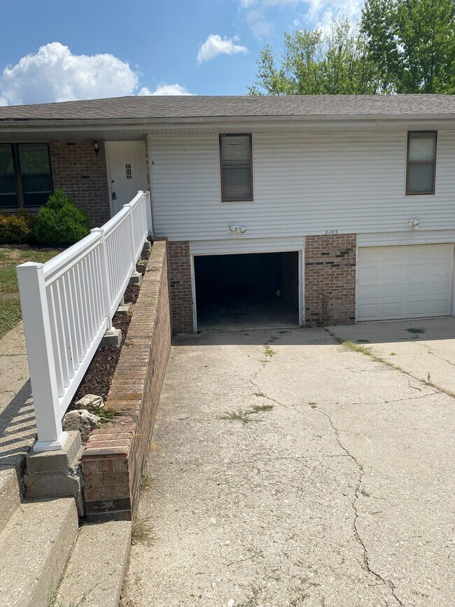 2103 Louis Cir, Jefferson City, MO 65101 Townhome Rentals in