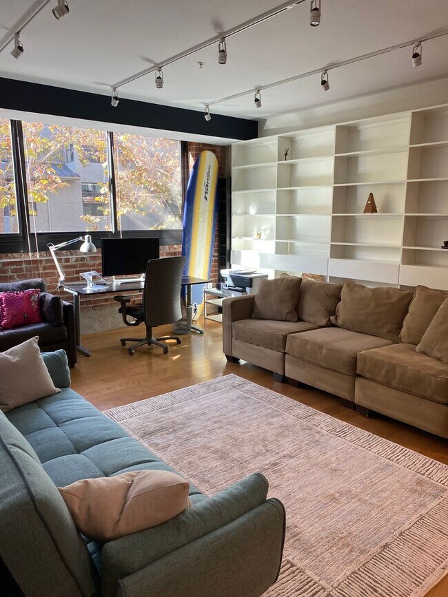 Building Photo - Downtown living