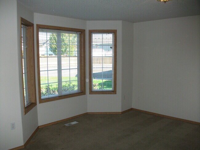 Foto del edificio - Spacious 3 Bedroom Home w/ Bonus Room & Do...