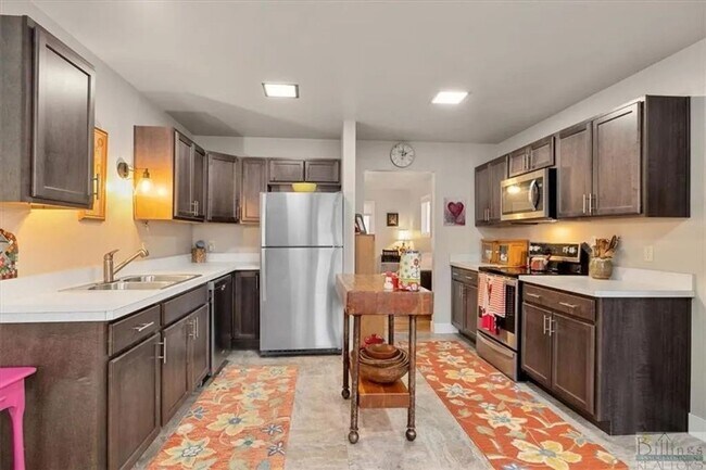 Foto del edificio - Beautifully Updated 2-Bedroom Home with Fenced Yard & Spacious Basement