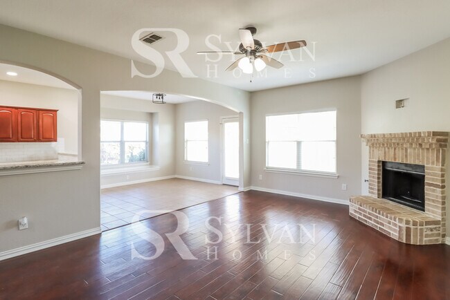 Building Photo - Texas beauty with all the bells and whistles!
