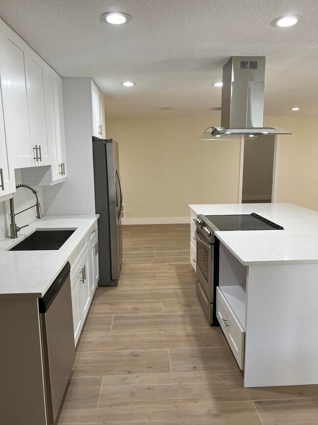 Foto del edificio - 6680 Hillside Ln