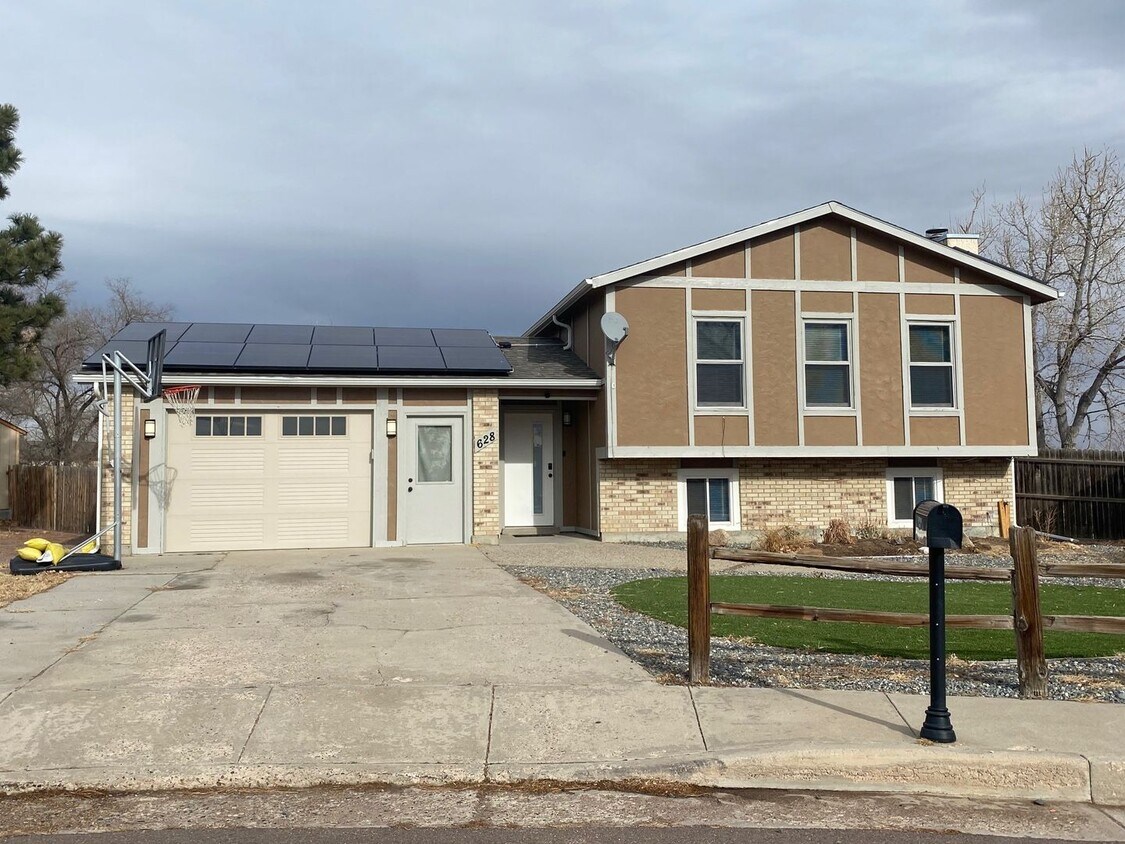 Primary Photo - 4 Bed, 2 Bath - Updated Single Family - Mi...