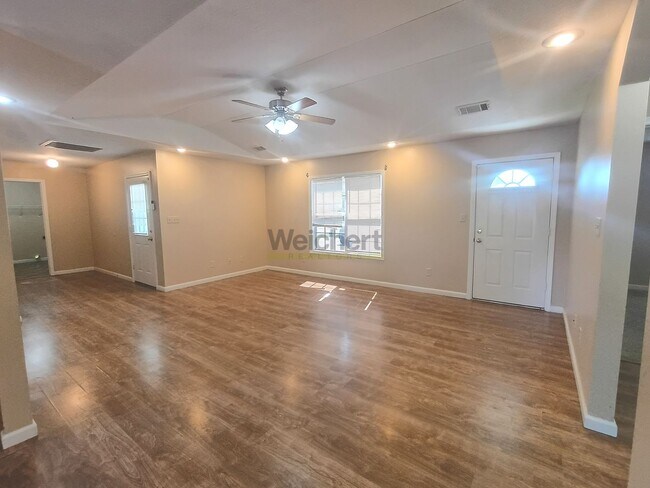 Foto del edificio - 3Bed/2Bath house on dead-end road