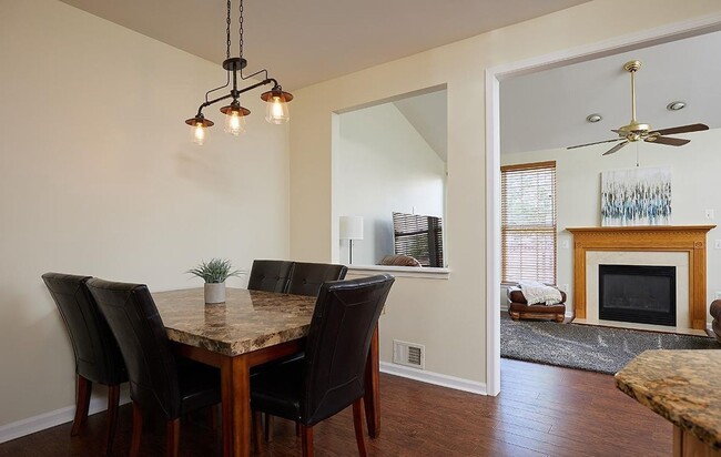 Building Photo - Beautifully maintained brick townhouse in ...