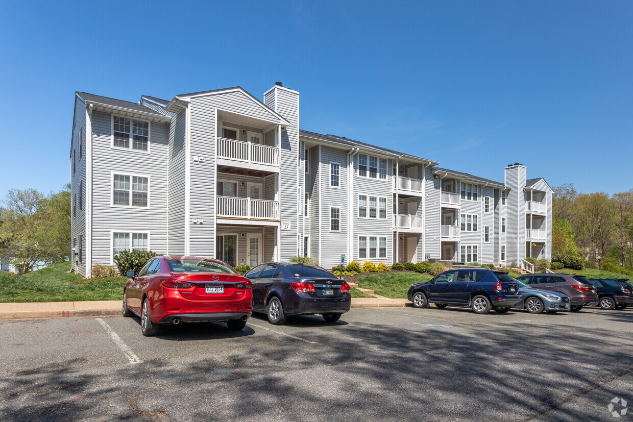 Colonial Village at Chase Gayton Apartments in Richmond, VA