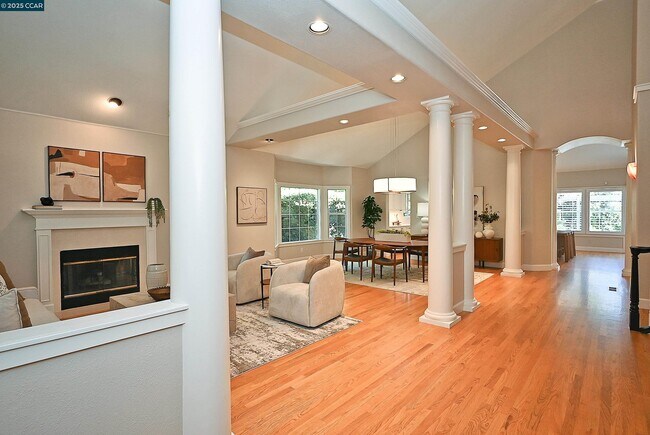 Foto del edificio - 421 Twin Oaks Ln